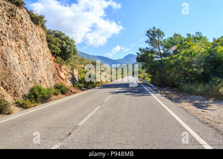 Leere Straße durch den Parque Naturel Sierra Magina, Provinz Jaen, Spanien Stockfoto