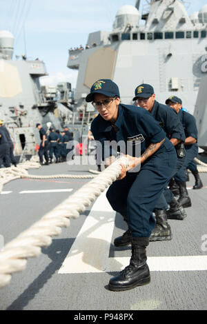 180710-N-ZA 692-0094 Pearl Harbor (10 Juli 2018) Segler hebe Linien an Bord der geführte Anti-raketen-Zerstörer USS Preble (DDG88) als das Schiff bereitet Joint Base Pearl Harbor-Hickam in Vorbereitung für Rim der Pazifik (Rimpac) Übung zu verlassen. 25 Nationen, 46 Schiffe, 5 U-Boote, über 200 Flugzeuge und 25.000 Angestellte beteiligen sich an Rimpac vom 27. Juni bis 2. August in und um die hawaiischen Inseln und Südkalifornien. Die weltweit größte internationale maritime Übung RIMPAC bietet eine einzigartige Ausbildung während der Förderung und Erhaltung der kooperative Beziehungen Stockfoto