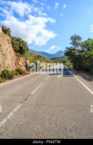 Leere Straße durch den Parque Naturel Sierra Magina, Provinz Jaen, Spanien Stockfoto