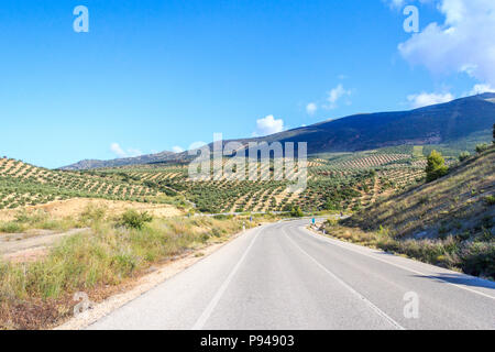 Leere Straße durch den Parque Naturel Sierra Magina, Provinz Jaen, Spanien Stockfoto