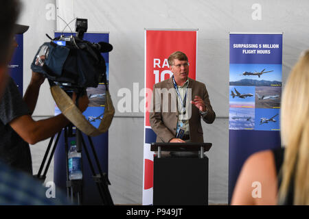 Eric Johnson, General Atomics Aeronautical Systems Programm Manager, dank einer Masse von gemeindevorsteher und Gäste in die Teilnahme an der Lancierung einer MQ-9B SkyGuardian vom Grand Sky Air Park Juli 10, 2018, Grand Forks Air Force Base, North Dakota. Der Start zum ersten transatlantischen Flug für einen high-Altitude, Long-endurance Remote - pilotiert von Flugzeugen. (U.S. Air Force Foto von Airman 1st Class Elora J. Martinez) Stockfoto