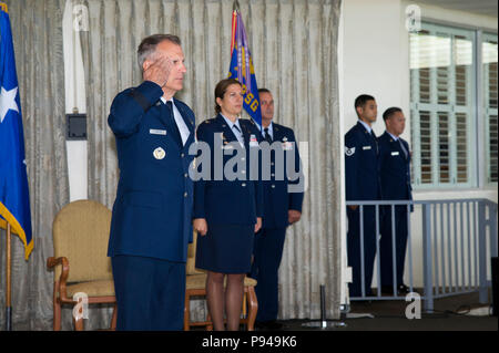 Us Air Force Generalmajor Randall Ogden, 4th Air Force Commander, begrüßt finden Bürger Flieger von der 624Th regionale Unterstützung der Gruppe während der Annahme des Befehls Zeremonie am Joint Base Pearl Harbor-Hickam, Hawaii, 7. Juli 2018. Die 624Th RSG ist die größte Luftwaffe finden Präsenz im Pazifik und bietet combat ready"-Flieger, die in der Luft port spezialisieren, aeromedical Support und Engineering Operations für die weltweite Beschäftigung. (U.S. Air Force Foto von Jerry R. Bynum) Stockfoto