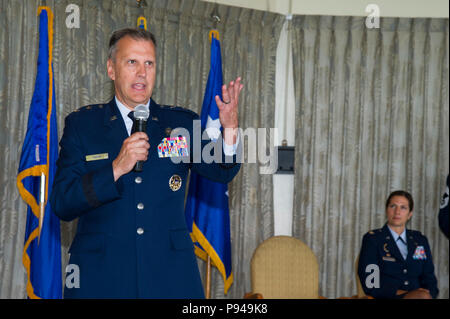 Us Air Force Generalmajor Randall Ogden, 4th Air Force Commander, spricht zu finden Bürger Flieger von der 624Th regionale Unterstützung der Gruppe während der Annahme des Befehls Zeremonie am Joint Base Pearl Harbor-Hickam, Hawaii, 7. Juli 2018. Die 624Th RSG ist die größte Luftwaffe finden Präsenz im Pazifik und bietet combat ready"-Flieger, die in der Luft port spezialisieren, aeromedical Support und Engineering Operations für die weltweite Beschäftigung. (U.S. Air Force Foto von Jerry R. Bynum) Stockfoto