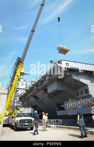 NORFOLK, Virginia (11. Juli 2018) Segler auf USS Gerald R. Ford's (CVN 78) deck Abteilung Off-load MK-8 Rettungsinseln von Flight Deck des Schiffes zugeordnet. Ford ist derzeit die Werften für post Shake down Verfügbarkeit in Newport News, Virginia. (US Navy Foto von Mass Communication Specialist 2. Klasse Jason Pastrick/Freigegeben) Stockfoto