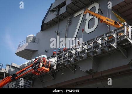 NORFOLK, Virginia (11. Juli 2018) Segler auf USS Gerald R. Ford's (CVN 78) deck Abteilung Off-load MK-8 Rettungsinseln von Flight Deck des Schiffes zugeordnet. Ford ist derzeit die Werften für post Shake down Verfügbarkeit in Newport News, Virginia. (US Navy Foto von Mass Communication Specialist 2. Klasse Jason Pastrick/Freigegeben) Stockfoto