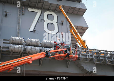 NORFOLK, Virginia (11. Juli 2018) Segler auf USS Gerald R. Ford's (CVN 78) deck Abteilung Off-load MK-8 Rettungsinseln von Flight Deck des Schiffes zugeordnet. Ford ist derzeit die Werften für post Shake down Verfügbarkeit in Newport News, Virginia. (US Navy Foto von Mass Communication Specialist 2. Klasse Jason Pastrick/Freigegeben) Stockfoto