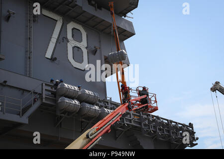 NORFOLK, Virginia (11. Juli 2018) Segler auf USS Gerald R. Ford's (CVN 78) deck Abteilung Off-load MK-8 Rettungsinseln von Flight Deck des Schiffes zugeordnet. Ford ist derzeit die Werften für post Shake down Verfügbarkeit in Newport News, Virginia. (US Navy Foto von Mass Communication Specialist 2. Klasse Jason Pastrick/Freigegeben) Stockfoto