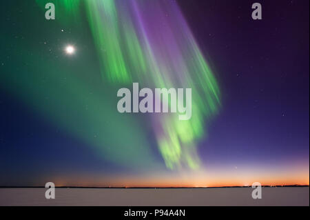 Lebendige Darstellung von Northern Lights und Mond über gefrorenen See nach Sonnenuntergang. 15 sec Exposition mit hohen ISO 800. Moderater Geräuschentwicklung. Stockfoto