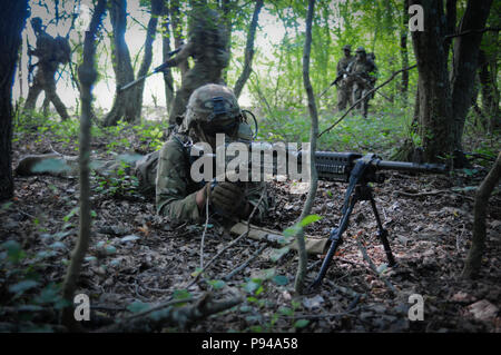 Armee Pvt. Nick Jones zu den Spähtrupp, Sitz und die Konzernzentrale, 2nd Battalion, 5th Cavalry Regiment, 1st Armored Brigade Combat Team, 1.Kavallerie Division zieht Sicherheit während einer Schulungsveranstaltung an Mihail Kogalniceanu Airbase in Rumänien, 10. Juli 2018. Soldaten führte eine Air Assault Training zur Unterstützung der Atlantischen lösen, ein bleibendes Training übung zwischen der NATO und der US-Streitkräfte. (U.S. Army National Guard Foto von SPC. Hannah Tarkelly, 382 Öffentliche Angelegenheiten Ablösung/1. ABCT, 1 CD-/Freigegeben) Stockfoto