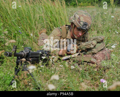 Armee Pvt. Nick Jones zu den Spähtrupp, Sitz und die Konzernzentrale, 2nd Battalion, 5th Cavalry Regiment, 1st Armored Brigade Combat Team, 1.Kavallerie Division führt Aufklärung auf einen Feind Lage an Mihail Kogalniceanu Airbase in Rumänien, 10. Juli 2018. Soldaten führte eine Air Assault Training zur Unterstützung der Atlantischen lösen, ein bleibendes Training übung zwischen der NATO und der US-Streitkräfte. (U.S. Army National Guard Foto von SPC. Hannah Tarkelly, 382 Öffentliche Angelegenheiten Ablösung/1. ABCT, 1 CD-/Freigegeben) Stockfoto