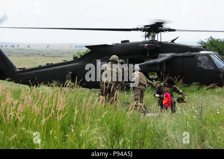 Soldaten auf den Spähtrupp, Sitz und die Konzernzentrale, 2nd Battalion, 5th Cavalry Regiment, 1st Armored Brigade Combat Team, 1.Kavallerie Division medevacs ein Soldat mit einem simulierten Verletzungen am Mihail Kogalniceanu Airbase in Rumänien, 10. Juli 2018 zugewiesen. Soldaten führte eine Air Assault Training zur Unterstützung der Atlantischen lösen, ein bleibendes Training übung zwischen der NATO und der US-Streitkräfte. (U.S. Army National Guard Foto von SPC. Hannah Tarkelly, 382 Öffentliche Angelegenheiten Ablösung/1. ABCT, 1 CD-/Freigegeben) Stockfoto