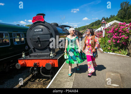 Tracy Horsfield (links) und Susanne Lende (rechts) Während der North Yorkshire Moors Railway 60 s Fest 2018 Levisham station in Yorkshire. Stockfoto