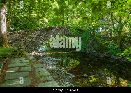 Lake District. Die Miller Brücke über den Fluss Rothay in Ambleside. Stockfoto