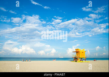 Malerischer Blick auf eine ikonische Gelb und Orange lifeguard Tower am Strand von South Beach, Miami Stockfoto