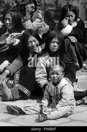 Tibetischen pilgern sporting 108 Geflechte sammeln auf dem Barkhor, Lhasa, Tibet Stockfoto