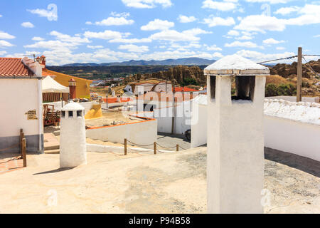 Cave House Schornsteine in Guadix, Provinz Granada, Spanien Stockfoto