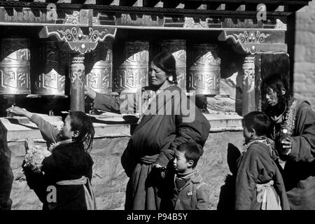 Pilger spin Gebetsmühlen an Sakya Kloster Sakya Tibet. Stockfoto