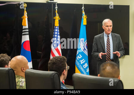 180713-N-TB 148-335 Seoul, Republik Korea (13. Juli 2018) Der Sekretär der Marine Richard V. Spencer spricht mit Matrosen und Marines während einer Alle Hände Anruf in Seoul. Spencer's Besuch unterstreicht die eiserne Partnerschaft zwischen den USA und der ROK Marine und ist Teil eines umfassenderen Besuch des Indo-pazifischen Region. (U.S. Marine Foto von Mass Communication Specialist 3. Klasse William Carlisle) Stockfoto