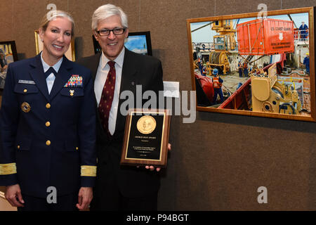 Coast Guard hinten Adm. Melissa Bert, Direktor der staatlichen und öffentlichen Angelegenheiten, steht mit Robert Pillsbury, Präsident der Salmagundi Club, neben der Malerei, die George Grey Preis für künstlerische Leistungen in New York City, 12. Juli 2018 gewonnen. Insgesamt wurden 28 Kunstwerke von 23 Künstlern in der Sammlung 2018 präsentiert. (U.S. Coast Guard Foto von Petty Officer 3rd Class Steve Strohmaier) Stockfoto