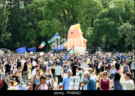 Die "Baby Trumpf "Ballon verbindet Schottland United gegen Trump Demonstranten an der "Karneval der Widerstand" in Edinburgh, gegen den Besuch des US-Präsidenten Donald Trump nach Großbritannien zu protestieren. Stockfoto