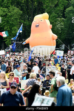 Die "Baby Trumpf "Ballon verbindet Schottland United gegen Trump Demonstranten an der "Karneval der Widerstand" in Edinburgh, gegen den Besuch des US-Präsidenten Donald Trump nach Großbritannien zu protestieren. Stockfoto