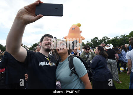 Der Ballon "Baby Trump" schließt sich Scotland United gegen Trump-Demonstranten beim "Karneval des Widerstands" in Edinburgh an, um gegen den Besuch von US-Präsident Donald Trump in Großbritannien zu protestieren. Stockfoto