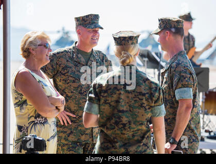 Generalmajor Mark R. KLUGE, der scheidende Kommandierender General des 3. Marine Flugzeugflügel, und seiner Frau Terry sprechen mit Maj Bjorn Thoreen, Executive Officer der Marine schweren Helikopter Squadron (HMH) 462, und seine Frau nach dem Befehl Zeremonie an der Marine Corps Air Station Miramar, Calif., Juli 13. Weise übernahm das Kommando der 3. MAW vom 22. Juli 2016. Unter seinem Kommando, 3. MAW ausgebildet, ausgerüstet und eingesetzt Marines mit vier Marine Expiditionary Einheiten und mit speziellen Zweck Marine Air-Ground Task Force - Krisenmanagement - Central Command. 3. MAW baute ihre Modernisierung mit der stan Stockfoto