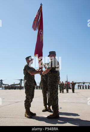 Generalmajor Mark R. KLUGE, ausgehende Kommandierender General des 3. Marine Flugzeugflügel, übergibt die Fahne zu Generalmajor Kevin M. Iiams, eingehende Kommandierender General, die während der Änderung der Befehl Zeremonie an der Marine Corps Air Station Miramar, Calif., Juli 13. Klug ist, wer das Kommando übernahm der 3. MAW vom 22. Juli 2016, ausgebildet, ausgerüstet und eingesetzt Marines mit vier Marine Expeditionary Units und mit speziellen Zweck Marine Air-Ground Task Force-Crisis Response-Central Befehl. 3. MAW baute ihre Modernisierung mit der STANDUP der ersten drei operative F-35 Lightning II-Staffeln und die endgültige Trans Stockfoto