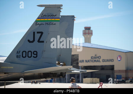 F-15 Cs vom 122 Fighter Squadron der 159 Fighter Wing, Naval Air Station gemeinsame Reserve Base New Orleans, Louisiana, Land an gowen Field, Boise, Idaho am 13. Juli 2018. Die 122 FS ist in Boise unähnlich Air Combat Training mit den 190 Fighter Squadron der A-10 Thunderbolt IIs ausführen. (U.S. Air National Guard Foto von Master Sgt. Joshua C. Allmaras) Stockfoto