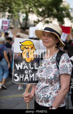 Die Demonstranten beim Karneval der Widerstand, den anti-Trumpf-Protest in London organisiert, Großbritannien am 13. Juli 2018. Stockfoto