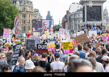 Die Demonstranten beim Karneval der Widerstand, den anti-Trumpf-Protest in London organisiert, Großbritannien am 13. Juli 2018. Stockfoto