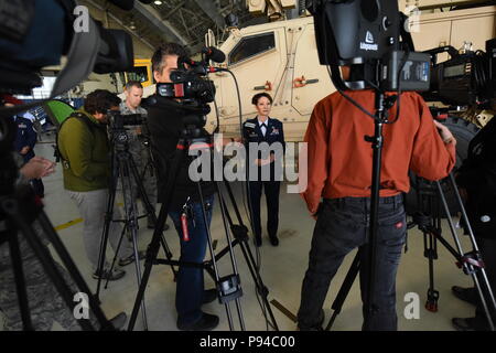 Der neu ernannte 673 d Air Base Wing Commander Col. Patricia A. Csànk Adressen Mitglieder der Medien nach dem 673 d Air Base Wing Ändern des Befehls Zeremonie am 13. Juli 2018 Gemeinsame Basis Elmendorf-Richardson, Alaska. 673 d ABW Kommandant Oberst George T.M. Dietrich III gedreht über Befehl zum Col. Patricia A. Csànk. (U.S. Air Force Foto von Jamal Wilson) Stockfoto