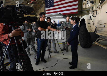 Der neu ernannte 673 d Air Base Wing Commander Col. Patricia A. Csànk Adressen Mitglieder der Medien nach dem 673 d Air Base Wing Ändern des Befehls Zeremonie am 13. Juli 2018 Gemeinsame Basis Elmendorf-Richardson, Alaska. 673 d ABW Kommandant Oberst George T.M. Dietrich III gedreht über Befehl zum Col. Patricia A. Csànk. (U.S. Air Force Foto von Jamal Wilson) Stockfoto