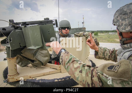 Armee finden Staff Sgt. James Albertson (rechts), einem chemischen, biologischen, radiologischen und nuklearen (CBRN) Specialist und Eingeborener von Aurora, Missouri, an der 340 Unternehmen der Chemischen Industrie zugeordnet, 450 chemischen Bataillon, 209 Region Support Group, 76th Operationelle Antwort Befehl, bietet Last Minute schießwesen Anweisung zu seinem Gunner, Armee-reserve SPC. Caeser Cantu, einem chemischen, biologischen, radiologischen und nuklearen (CBRN) Specialist und heimisch in Houston, Texas, an die 340 Chem zugeordnet. Co, 450 Chem. Bn., bei schießwesen Operationen in Fort Hood, Texas, am 11. Juli. Fast 400 Armee-reservesoldat Stockfoto