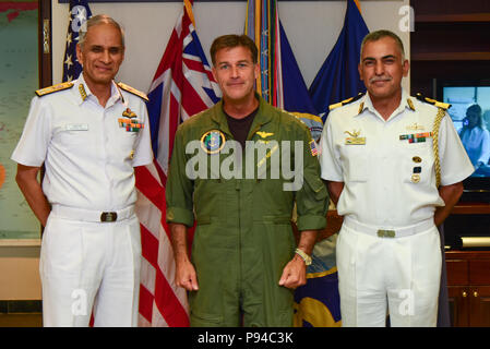 180713-N-GZ 947-0001 JOINT BASE Pearl Harbor - HICKAM, Hawaii (13. Juli 2018) U.S. Navy Adm. John C. Aquilino, Kommandeur der US-Pazifikflotte, Mitte, posiert für ein Foto mit indischen Marine Vice Adm. Karambir Singh, Commander, Naval Command, Links, und Commodore Sandeep Mehta, Verteidigung und Marine Attache, Botschaft von Indien, vor einem Büro an der pazifischen Flotte Hauptquartier. Singh und Mehta sind derzeit in Pearl Harbor während der Rand des Pazifik (Rimpac) Übung. 25 Nationen, 45 Schiffe, 5 U-Boote, über 200 Flugzeuge und 25.000 Angestellte beteiligen sich an Rimpac aus Stockfoto