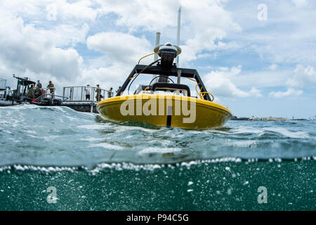 180713-N-CW 570-1301 JOINT BASE Pearl Harbor - HICKAM, Hawaii (13. Juli 2018) Flotte Umfrage Team Personal mit einem Hydrographischen undersea Fahrzeug den Rumpf der USS Arizona Memorial am Joint Base Pearl Harbor-Hickam während der Rand des Pazifik (Rimpac) Übung, Juli 13 prüfen. 25 Nationen, 46 Schiffe, 5 U-Boote, über 200 Flugzeuge und 25.000 Angestellte beteiligen sich an Rimpac vom 27. Juni bis 2. August in und um die hawaiischen Inseln und Südkalifornien. Die weltweit größte internationale maritime Übung RIMPAC bietet eine einzigartige Ausbildung während der Förderung und Sus Stockfoto