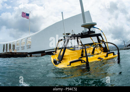 180713-N-CW 570-1290 JOINT BASE Pearl Harbor - HICKAM, Hawaii (13. Juli 2018) Flotte Umfrage Team Personal mit einem Hydrographischen undersea Fahrzeug den Rumpf der USS Arizona Memorial am Joint Base Pearl Harbor-Hickam während der Rand des Pazifik (Rimpac) Übung, Juli 13 prüfen. 25 Nationen, 46 Schiffe, 5 U-Boote, über 200 Flugzeuge und 25.000 Angestellte beteiligen sich an Rimpac vom 27. Juni bis 2. August in und um die hawaiischen Inseln und Südkalifornien. Die weltweit größte internationale maritime Übung RIMPAC bietet eine einzigartige Ausbildung während der Förderung und Sus Stockfoto