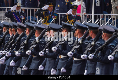 Prinz Michael von Kent (links), Prince Edward (Mitte), der Herzog von Kent, und Air Chief Marhsal Sir Stephen Hillier (rechts), Royal Air Force Chief der Luft Personal, Salute als Mitglieder der RAF März hinter Ihnen während der 2018 Royal International Air Tattoo in Fairford RAF, Großbritannien am 13. Juli 2018. RIAT feierte in diesem Jahr das 100-jährige Jubiläum der RAF und hob die Vereinigten Staaten überhaupt - starke Allianz mit Großbritannien. (U.S. Air Force Foto von TSgt Brian Kimball) Stockfoto