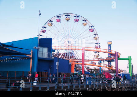 27. Mai 2017. Santa Monica, Kalifornien. Das Riesenrad am Pacific Park am Santa Monica Pier Kalifornien Leuchten in der Abenddämmerung. Stockfoto