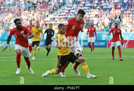 Belgien Eden Hazard (Mitte) und England ist Harry Maguire (rechts) Kampf um den Ball während der Fußball-WM den dritten Platz Play-off-Spiel in St. Petersburg Stadion. Stockfoto