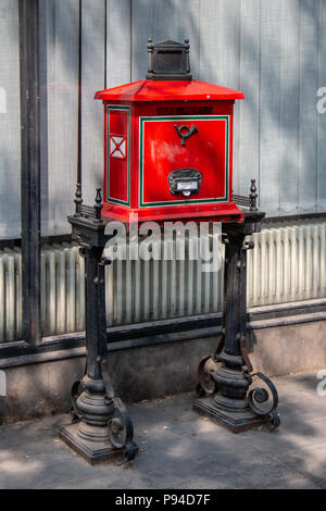 Eine typische Mailbox in der Stadt Budapest Stockfoto