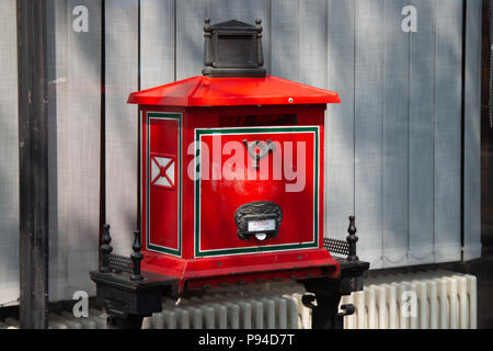 Eine typische Mailbox in der Stadt Budapest Stockfoto