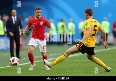 England's Kieran Trippier (links) und der belgischen Jan Vertonghen in Aktion während der Fußball-WM den dritten Platz Play-off-Spiel in St. Petersburg Stadion. Stockfoto