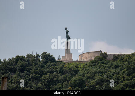 Die Freiheitsstatue ist von der Seite gesehen neben der Zitadelle auf der Budaer Seite von Budapest. Stockfoto