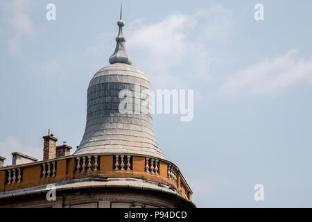 Schöne architektonische Elemente an einem Sommertag in Budapest, Ungarn. Stockfoto