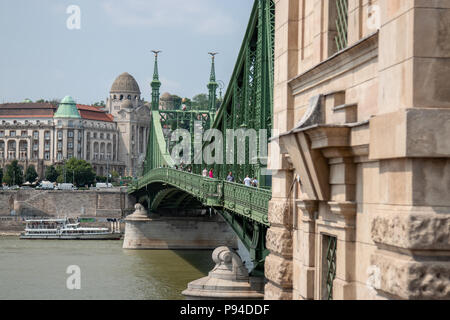 Der Blick auf die Brücke der Freiheit aus der Pester Seite von Budapest. Stockfoto