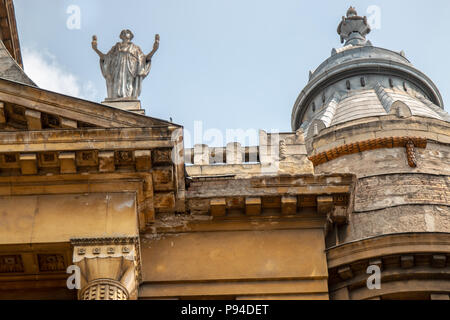 Schöne architektonische Elemente an einem Sommertag in Budapest, Ungarn. Stockfoto