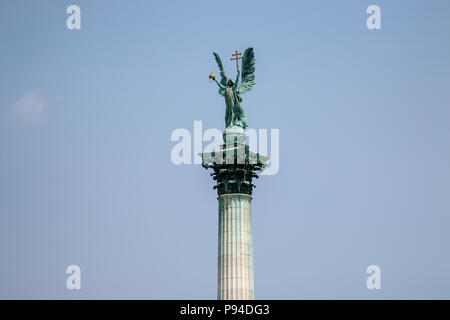 Die Spalte mit dem Erzengel Gabriel auf die Oberseite in der Mitte des Millennium Monument in Helden Platz, Budapest von vorne gesehen. Stockfoto
