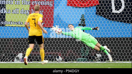 England Torhüter Jordan Pickford macht eine von Belgien Thomas Meunier (nicht abgebildet) während der Fußball-WM den dritten Platz Play-off-Spiel in St. Petersburg Stadion sparen. Stockfoto