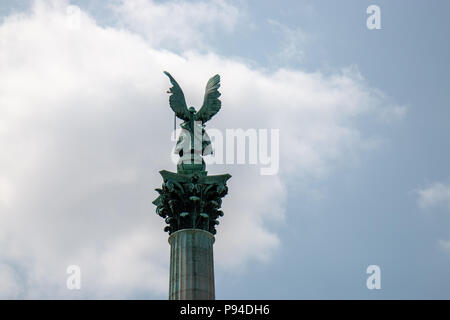 Die Spalte mit dem Erzengel Gabriel auf die Oberseite in der Mitte des Millennium Monument in Helden Platz, Budapest von der Rückseite gesehen. Stockfoto